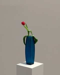 Piero Golia, Still Life (Tulip), 2019. Tulip, vase, air compressor, solenoid valve, digital timer, and pedestal, 49 ½ × 8 × 8 inches (125.7 × 20.3 × 20.3 cm) © Piero Golia. Photo: Lucy Dawkins