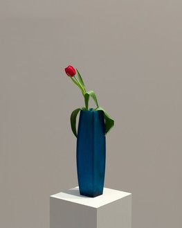 Piero Golia, Still Life (Tulip), 2019 Tulip, vase, air compressor, solenoid valve, digital timer, and pedestal, 49 ½ × 8 × 8 inches (125.7 × 20.3 × 20.3 cm)© Piero Golia. Photo: Lucy Dawkins