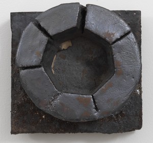 Theaster Gates, Brick Reliquary – Circle, 2020. Wood-fired brick, wood ash, magnesium dioxide, and black stain, 12 × 12 × 6 ½ inches (30.5 × 30.5 × 16.5 cm) © Theaster Gates. Photo: Rob McKeever