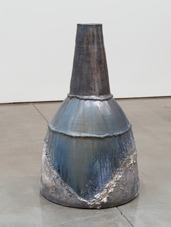 Theaster Gates, Vessel #20, 2020 Glazed high-fired stoneware, 34 × 21 × 21 inches (86.4 × 53.3 × 53.3 cm)© Theaster Gates. Photo: Rob McKeever