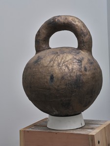 Theaster Gates, Vessel #7, 2020. Glazed high-fired stoneware, 26 × 20 × 20 inches (66 × 50.8 × 50.8 cm) © Theaster Gates. Photo: Rob McKeever