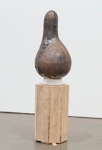 Theaster Gates, Vessel #4, 2020. Glazed high-fired stoneware and custom-made wood plinth, 52 ½ × 16 × 16 inches (133.4 × 40.6 × 40.6 cm) © Theaster Gates. Photo: Rob McKeever