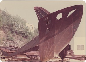 Alexander Calder’s Flying Dragon (1975) in production at Segré’s Iron Works, Waterbury, Connecticut, 1975. Artwork © 2021 Calder Foundation, New York/Artists Rights Society (ARS), New York. Photo: courtesy Calder Foundation, New York/Art Resource, New York