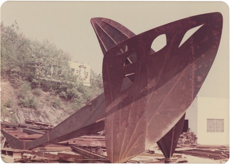 Alexander Calder’s Flying Dragon (1975) in production at Segré’s Iron Works, Waterbury, Connecticut, 1975 Artwork © 2021 Calder Foundation, New York/Artists Rights Society (ARS), New York. Photo: courtesy Calder Foundation, New York/Art Resource, New York