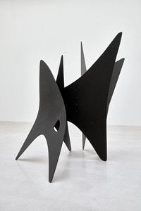 Alexander Calder, Triangles, 1957. Sheet metal, bolts, and paint, 84 × 88 × 50 inches (213.4 × 223.5 × 127 cm) © 2021 Calder Foundation, New York/Artists Rights Society (ARS), New York. Photo: Thomas Lannes