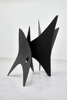 Alexander Calder, Triangles, 1957 Sheet metal, bolts, and paint, 84 × 88 × 50 inches (213.4 × 223.5 × 127 cm)© 2021 Calder Foundation, New York/Artists Rights Society (ARS), New York. Photo: Thomas Lannes