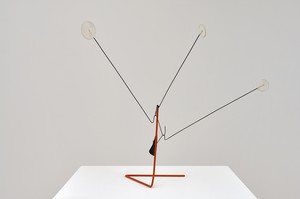 Alexander Calder, Three White Dots on Orange Stalk, 1952. Sheet metal, wire, rod, and paint, 17 × 23 × 7 inches (43.2 × 58.4 × 17.8 cm) © 2021 Calder Foundation, New York/Artists Rights Society (ARS), New York. Photo: Thomas Lannes