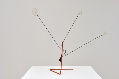 Alexander Calder, Three White Dots on Orange Stalk, 1952 Sheet metal, wire, rod, and paint, 17 × 23 × 7 inches (43.2 × 58.4 × 17.8 cm)© 2021 Calder Foundation, New York/Artists Rights Society (ARS), New York. Photo: Thomas Lannes