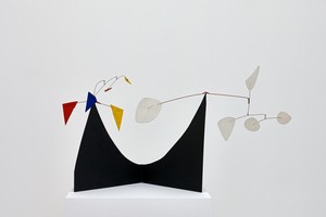 Alexander Calder, Double Headed, 1973. Sheet metal, wire, and paint, 28 ½ × 51 ½ × 20 inches (72.4 × 130.8 × 50.8 cm) © 2021 Calder Foundation, New York/Artists Rights Society (ARS), New York. Photo: Thomas Lannes