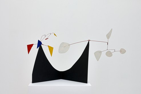 Alexander Calder, Double Headed, 1973 Sheet metal, wire, and paint, 28 ½ × 51 ½ × 20 inches (72.4 × 130.8 × 50.8 cm)© 2021 Calder Foundation, New York/Artists Rights Society (ARS), New York. Photo: Thomas Lannes