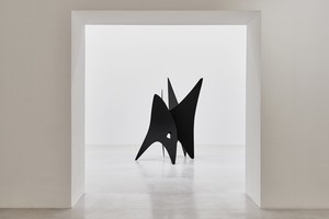 Installation view with Alexander Calder, Triangles (1957). Artwork © 2021 Calder Foundation, New York/Artists Rights Society (ARS), New York. Photo: Thomas Lannes