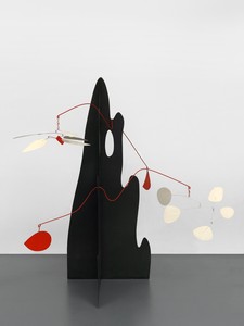 Alexander Calder, Crag with White Flower and White Discs, 1974. Sheet metal, rod, wire, and paint, 76 × 86 × 48 inches (193 × 218.4 × 121.9 cm) © 2021 Calder Foundation, New York/Artists Rights Society (ARS), New York. Photo: Annik Wetter