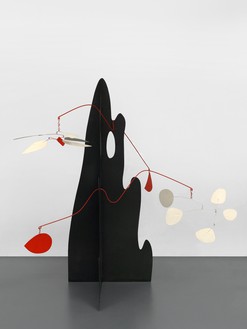 Alexander Calder, Crag with White Flower and White Discs, 1974 Sheet metal, rod, wire, and paint, 76 × 86 × 48 inches (193 × 218.4 × 121.9 cm)© 2021 Calder Foundation, New York/Artists Rights Society (ARS), New York. Photo: Annik Wetter
