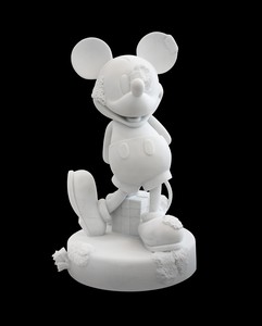 Damien Hirst, Mickey, 2017. Carrara marble, 37 ⅝ × 23 ⅛ × 21 ⅞ inches (95.5 × 58.8 × 55.4 cm), edition of 3 + 2 AP © Damien Hirst and Science Ltd. All rights reserved, DACS 2021. Photo: Lucio Ghilardi/Prudence Cuming Associates