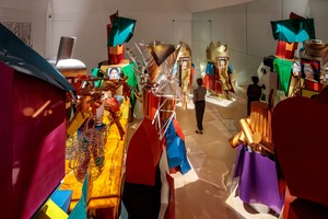Frank Gehry, Wishful Thinking, 2021. 11 sculptures in aluminum, automotive paint, acrylic, stainless steel, brass, and teak; orange onyx and aluminum table with LED lights; and 3 stainless-steel wire tapestries, overall: 13 × 31 × 23 feet (396.2 × 944.9 × 701 cm) © Frank O. Gehry. Photo: Josh White