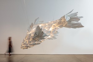 Frank Gehry, Untitled (Los Angeles VI), 2021. Polyvinyl, stainless steel wire, and LED lights, 75 × 171 × 98 inches (190.5 × 434.3 × 248.9 cm) © Frank O. Gehry. Photo: Josh White