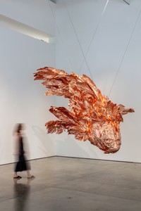 Frank Gehry, Fish on Fire (Los Angeles IV), 2021. Copper, stainless steel wire, and LED lights, 73 × 187 × 111 inches (185.4 × 475 × 281.9 cm) © Frank O. Gehry. Photo: Josh White