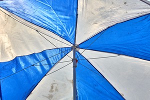 Roe Ethridge, Blue and White Umbrella, 2020. Dye sublimation print on aluminum, 40 × 60 inches (101.6 × 152.4 cm), edition of 5 + 2 AP © Roe Ethridge