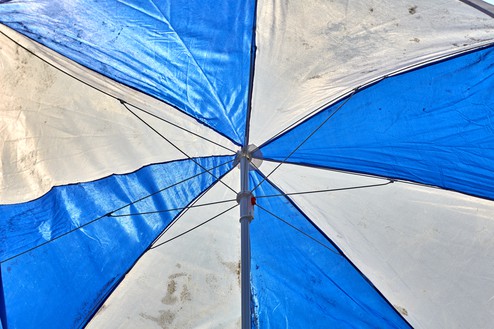 Roe Ethridge, Blue and White Umbrella, 2020 Dye sublimation print on aluminum, 40 × 60 inches (101.6 × 152.4 cm), edition of 5 + 2 AP© Roe Ethridge