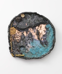 Sterling Ruby, MORTAR. KISSING WALL'S HOLE, 2021. Ceramic, 29 ¼ × 29 ¼ × 3 ½ inches (74.3 × 74.3 × 8.9 cm) © Sterling Ruby. Photo: Robert Wedemeyer
