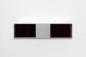 Donald Judd, untitled, 1991. Clear anodized aluminum with transparent amber over black acrylic sheets, 9 ⅞ × 39 ⅜ × 9 ⅞ inches (25 × 100 × 25 cm) © 2022 Judd Foundation/Artists Rights Society (ARS), New York