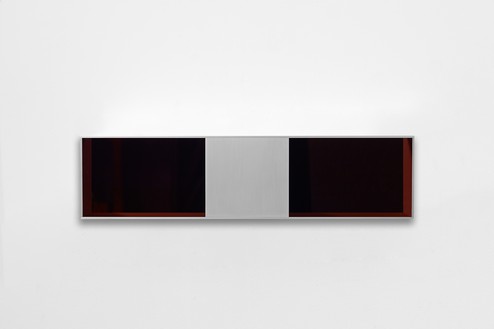 Donald Judd, untitled, 1991 Clear anodized aluminum with transparent amber over black acrylic sheets, 9 ⅞ × 39 ⅜ × 9 ⅞ inches (25 × 100 × 25 cm)© 2022 Judd Foundation/Artists Rights Society (ARS), New York