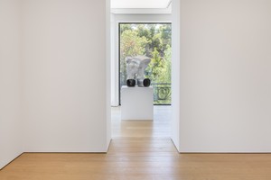 Installation view with Albert Oehlen, Untitled (2022). Artwork © Albert Oehlen. Photo: Paris Tavitian