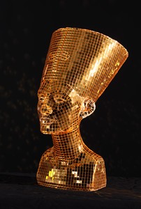 Awol Erizku, Nefertiti – Miles Davis (Gold), 2022. Hard-coated foam and mirrored tile, 30 × 15 × 23 inches (76.2 × 38.1 × 58.4 cm), edition of 5 + 2 AP © Awol Erizku. Photo: Rob McKeever