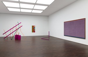 Installation view. Artwork, left to right: © Barford Sculptures Ltd.; © 2022 Artists Rights Society (ARS), New York/SOCAN, Montreal; © 2021 The Kenneth Noland Foundation/Licensed by VAGA at Artists Rights Society (ARS), New York. Photo: Lucy Dawkins