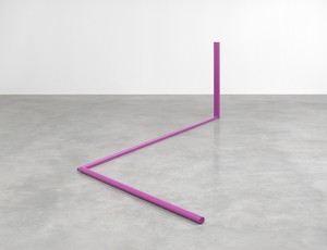 Anthony Caro, Smoulder, 1965. Painted steel, 42 × 183 ⅛ × 33 ⅛ inches (106.5 × 465 × 84 cm) © Barford Sculptures Ltd. Photo: Mike Bruce