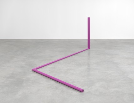 Anthony Caro, Smoulder, 1965 Painted steel, 42 × 183 ⅛ × 33 ⅛ inches (106.5 × 465 × 84 cm)© Barford Sculptures Ltd. Photo: Mike Bruce