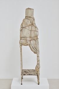 Christo, Package on a Table, 1961. Wood table, fabric (three types), twine, rope, lacquer, and a can, 59 ⅞ × 15 ⅜ × 15 ⅜ inches (152 × 39 × 39 cm) © Christo and Jeanne-Claude Foundation. Photo: Thomas Lannes