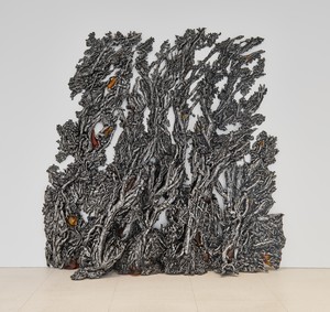 Cristina Iglesias, Entwined VIII, 2022. Cast and welded aluminum and glass with pigments, 102 ⅝ × 103 ⅛ × 13 ¾ inches (260 × 262 × 35 cm) © Cristina Iglesias. Photo: Prudence Cuming Associates Ltd