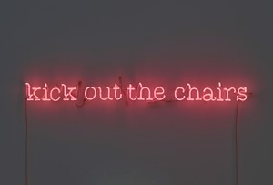 Douglas Gordon, kick out the chairs, 2022. Neon, 2 ⅞ × 35 ⅞ × 2 inches (7.3 × 91 × 5 cm) © Studio lost but found/VG Bild-Kunst, Bonn, Germany 2022. Photo: Prudence Cuming Associates Ltd