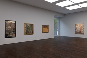 Installation view. Artwork, left, center left, and right: © The Lucian Freud Archive/Bridgeman Images; center right © Frank Auerbach, courtesy Geoffrey Parton. Photo: Lucy Dawkins