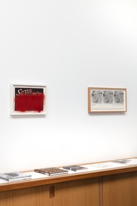 Installation view. Artwork, left to right: © Adam McEwen, © Gerhard Richter 2022 (22062022). Photo: Lucy Dawkins