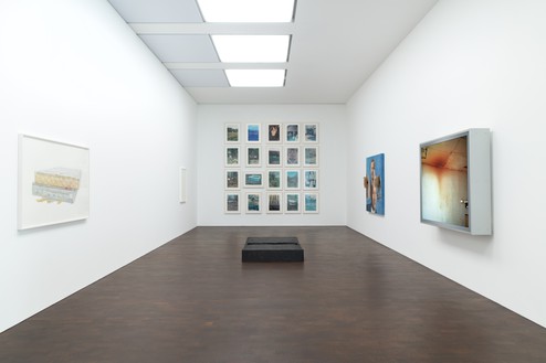Installation view Artwork, left to right: © Ed Ruscha; © 2022 The Estate of Richard Artschwager/Artists Rights Society (ARS), New York; © Rachel Whiteread, © Richard Prince; © Jim Shaw; © Jeff Wall. Photo: Lucy Dawkins
