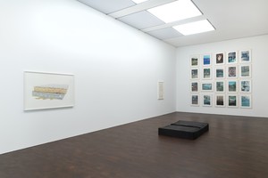 Installation view. Artwork, left to right: © Ed Ruscha; © 2022 The Estate of Richard Artschwager/Artists Rights Society (ARS), New York; © Rachel Whiteread; © Richard Prince. Photo: Lucy Dawkins