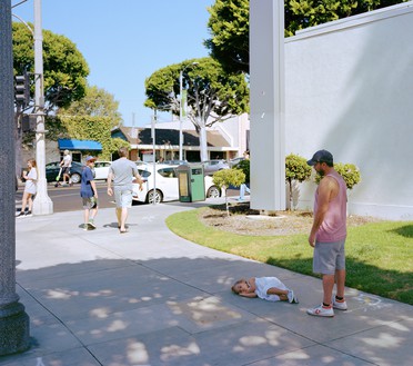 Jeff Wall, Parent child, 2018 Inkjet print, 86 ⅝ × 108 ¼ inches (220 × 275 cm), edition of 3 + 1 AP© Jeff Wall