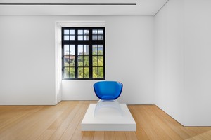 Installation view with Marc Newson, Blue Glass Coffee Table (2022). Artwork © Marc Newson. Photo: Paris Tavitian