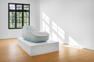 Installation view with Marc Newson, Cloisonné White and Blue Lounge (2022). Artwork © Marc Newson. Photo: Paris Tavitian
