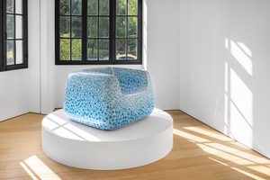 Installation view with Marc Newson, Cloisonné White and Blue Chair (2022). Artwork © Marc Newson. Photo: Paris Tavitian