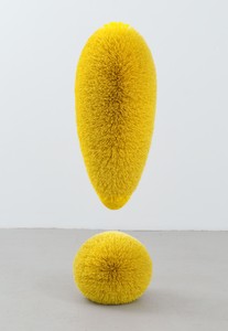 Richard Artschwager, Exclamation Point (Yellow), 2001. Plastic bristles on a poplar core painted with latex, 65 × 22 × 22 inches (165.1 × 55.9 × 55.9 cm), edition 3/3 © 2022 The Estate of Richard Artschwager/Artists Rights Society (ARS), New York. Photo: Rob McKeever