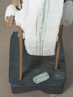 Tatiana Trouvé, Notes on Sculpture, 2022 (detail) Patinated and painted bronze, 26 × 13 ¾ × 9 ⅞ inches (66 × 35 × 25 cm)© Tatiana Trouvé. Photo: Florian Kleinefenn