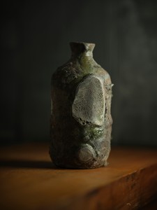Theaster Gates, Untitled (Bottle), 2022. High-fired stoneware with glaze, 7 ⅛ × 3 ¾ × 3 ¾ inches (18.1 × 9.5 × 9.5 cm) © Theaster Gates. Photo: Chris Strong