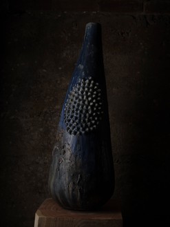Theaster Gates, Untitled (Vase), 2022 High-fired stoneware with glaze, 28 × 10 ⅜ × 10 inches (71.1 × 26.4 × 25.4 cm)© Theaster Gates. Photo: Chris Strong