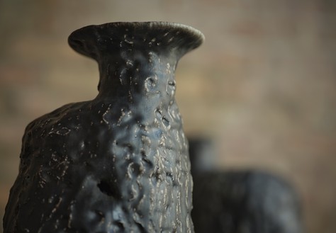 Theaster Gates, Untitled (King #3), 2022 (detail) High-fired stoneware with glaze, 45 ⅛ × 15 ¼ × 16 inches (114.5 × 38.7 × 40.6 cm)© Theaster Gates. Photo: Chris Strong