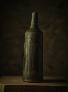 Theaster Gates, Untitled (Bottle), 2022. High-fired stoneware with glaze, 11 ⅜ × 3 ⅝ × 3 ⅝ inches (28.9 × 9.2 × 9.1 cm) © Theaster Gates. Photo: Chris Strong