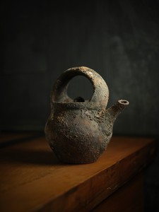 Theaster Gates, Untitled (Teapot), 2022. High-fired stoneware with glaze, 7 ½ × 7 × 5 ½ inches (19.1 × 17.8 × 14 cm) © Theaster Gates. Photo: Chris Strong