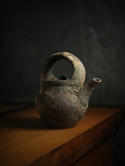 Theaster Gates, Untitled (Teapot), 2022 High-fired stoneware with glaze, 7 ½ × 7 × 5 ½ inches (19.1 × 17.8 × 14 cm)© Theaster Gates. Photo: Chris Strong